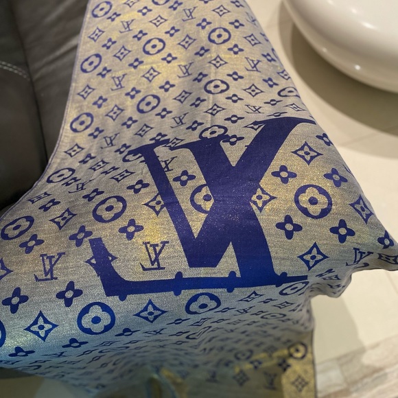 Beautiful scarf in brand new condition. - Picture 2 of 8